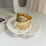 Bracciale rigido a foglia